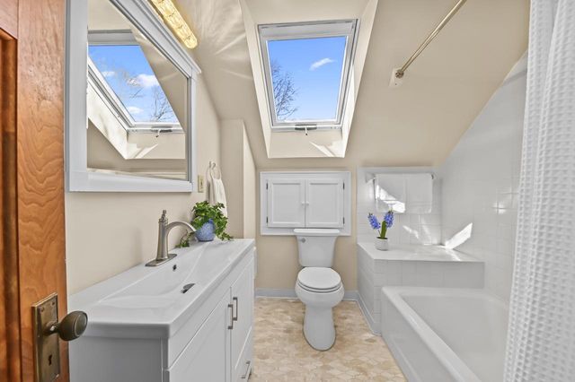 1913 E Beverly ROAD, Shorewood, WI 53211