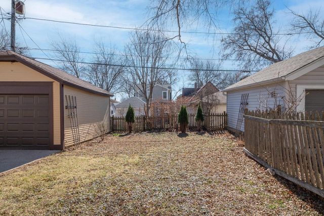 1913 E Beverly ROAD, Shorewood, WI 53211