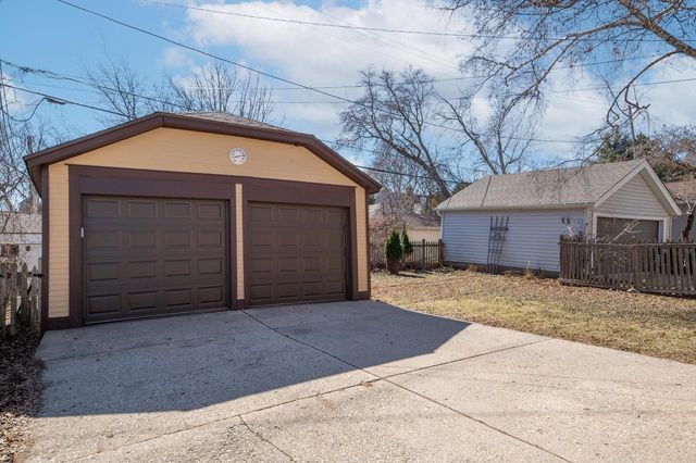 1913 E Beverly ROAD, Shorewood, WI 53211