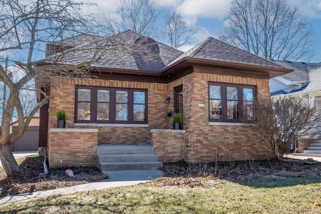 1913 E Beverly ROAD, Shorewood, WI 53211