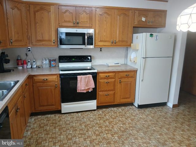 640 WYNDOM TER, Holmes, PA 19043