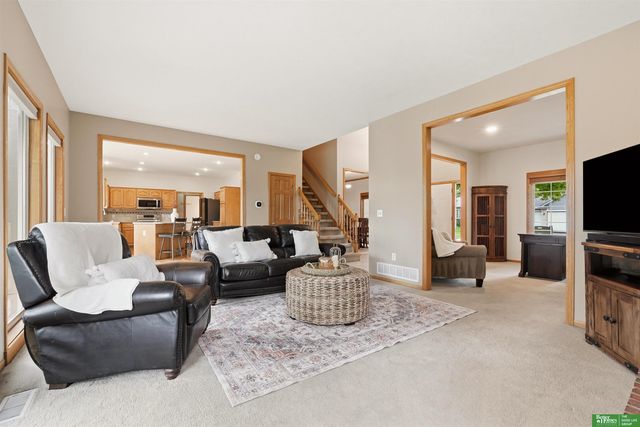 1910 Greyson Drive, Papillion, NE 68133