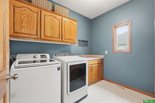1910 Greyson Drive, Papillion, NE 68133