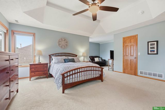 1910 Greyson Drive, Papillion, NE 68133
