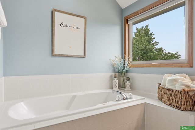 1910 Greyson Drive, Papillion, NE 68133