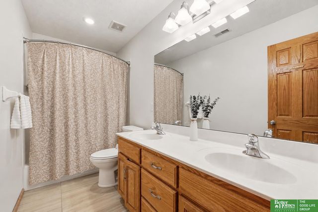 1910 Greyson Drive, Papillion, NE 68133