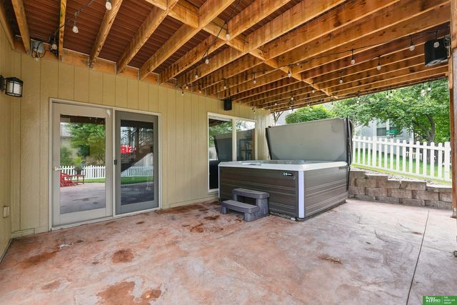 1910 Greyson Drive, Papillion, NE 68133