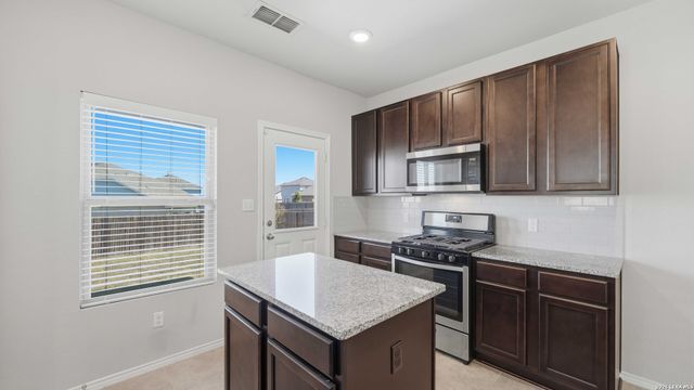 5502 Daniel Way, St Hedwig, TX 78152