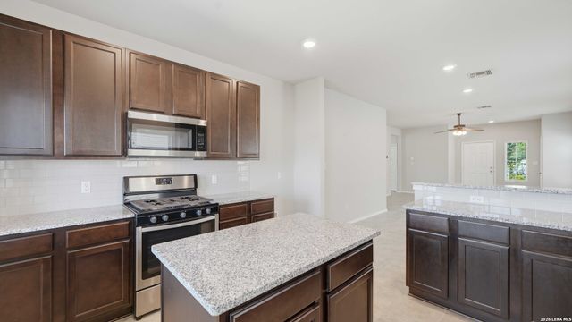 5502 Daniel Way, St Hedwig, TX 78152