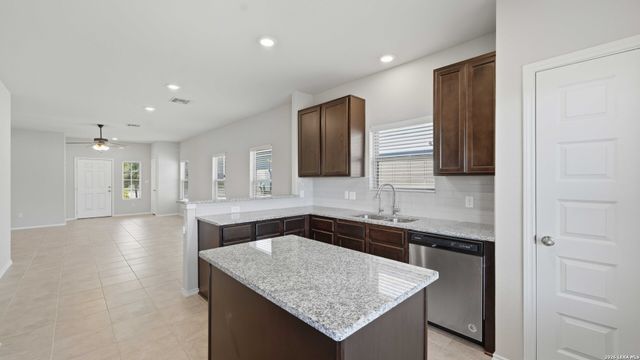 5502 Daniel Way, St Hedwig, TX 78152