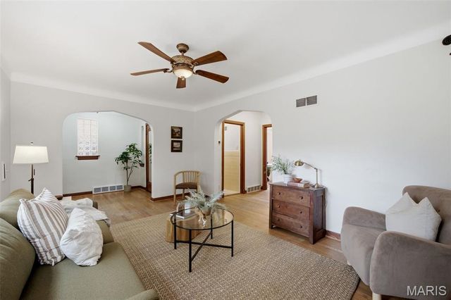 6528 Pernod Avenue, St Louis, MO 63139