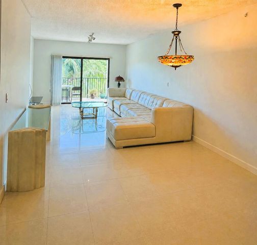 2105 LAVERS Circle 403, Delray Beach, FL 33444