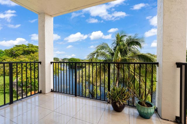 2105 LAVERS Circle 403, Delray Beach, FL 33444