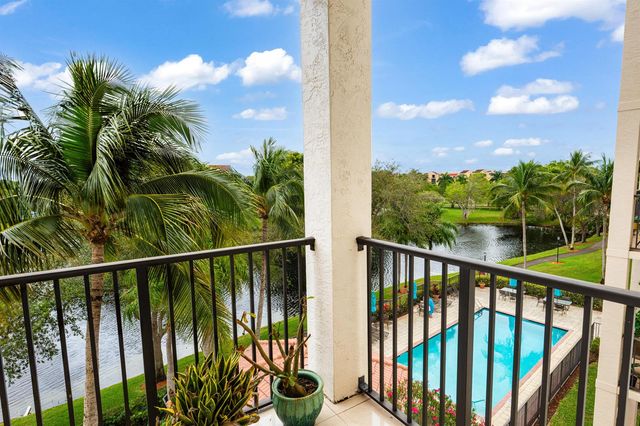 2105 LAVERS Circle 403, Delray Beach, FL 33444