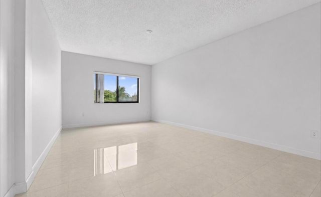2105 LAVERS Circle 403, Delray Beach, FL 33444