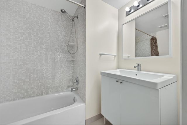 2105 LAVERS Circle 403, Delray Beach, FL 33444