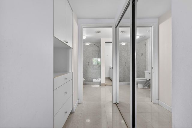 2105 LAVERS Circle 403, Delray Beach, FL 33444