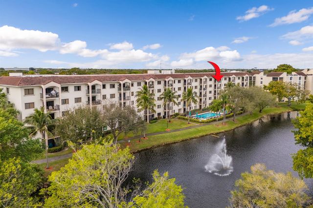 2105 LAVERS Circle 403, Delray Beach, FL 33444