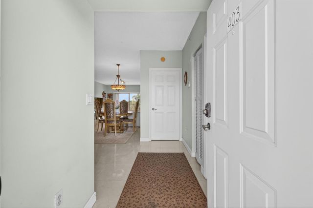 2105 LAVERS Circle 403, Delray Beach, FL 33444