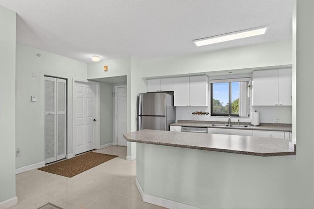 2105 LAVERS Circle 403, Delray Beach, FL 33444