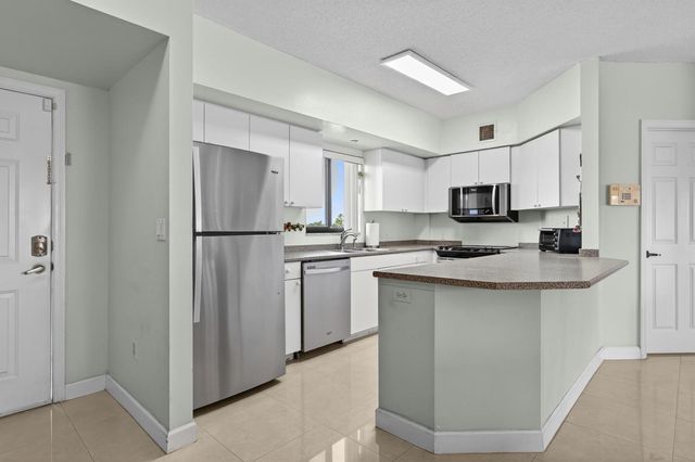 2105 LAVERS Circle 403, Delray Beach, FL 33444
