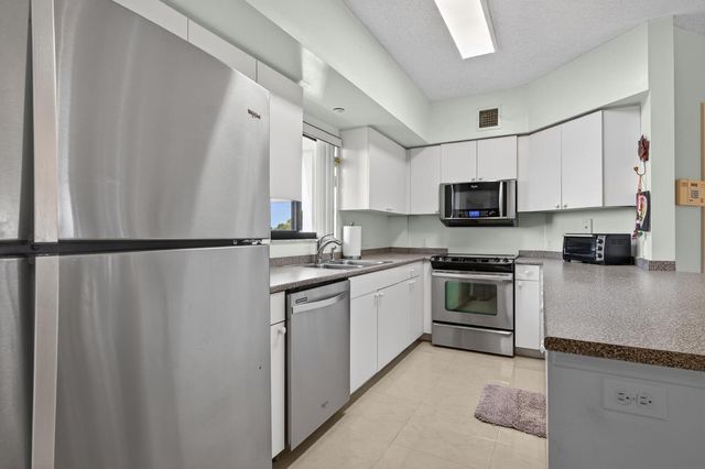 2105 LAVERS Circle 403, Delray Beach, FL 33444