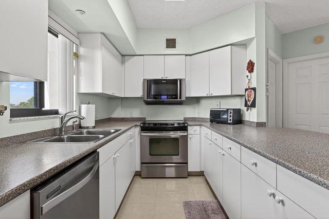 2105 LAVERS Circle 403, Delray Beach, FL 33444