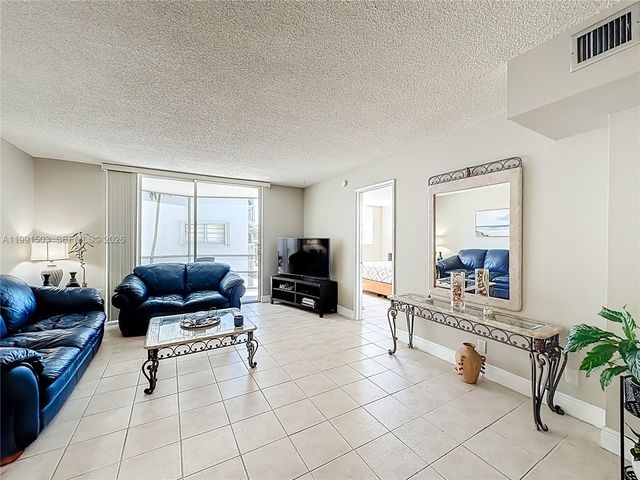 400 SE 10th St 218, Deerfield Beach, FL 33441