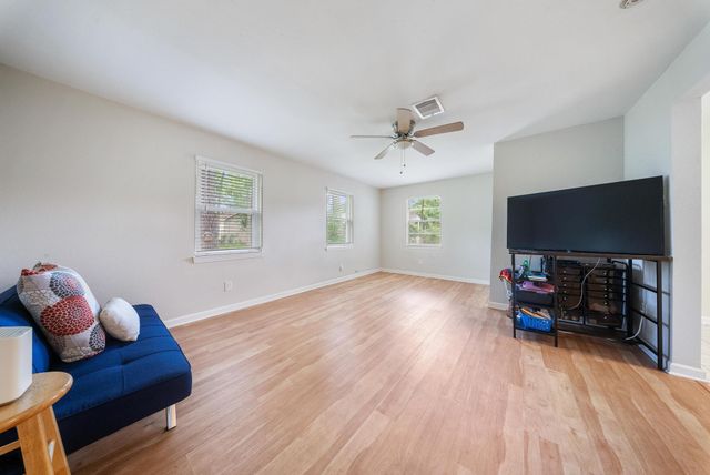 9215 Linda Vista Rd, Houston, TX 77078