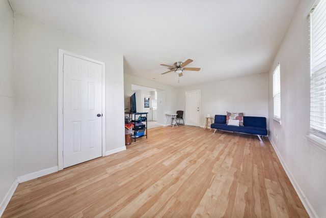 9215 Linda Vista Rd, Houston, TX 77078