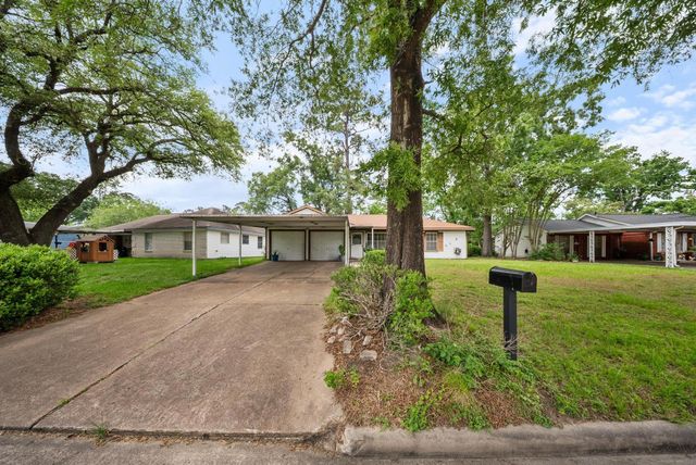 9215 Linda Vista Rd, Houston, TX 77078