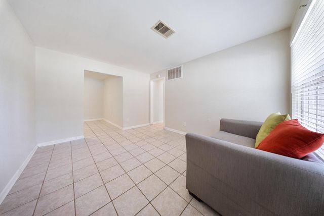 9215 Linda Vista Rd, Houston, TX 77078