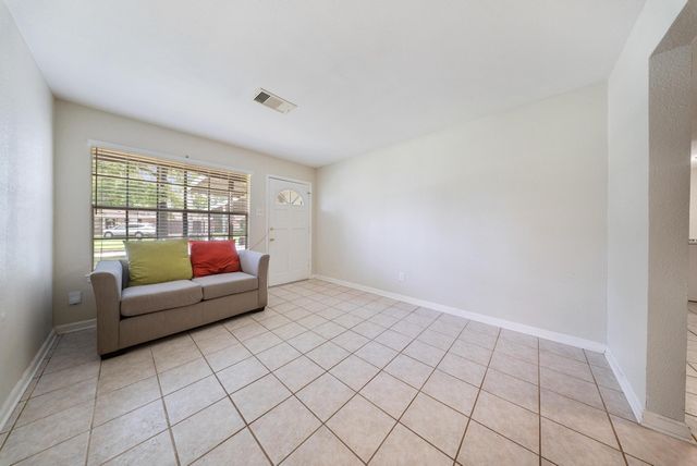 9215 Linda Vista Rd, Houston, TX 77078