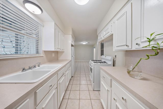 9215 Linda Vista Rd, Houston, TX 77078