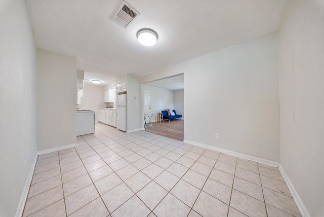 9215 Linda Vista Rd, Houston, TX 77078