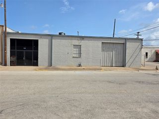 313 E James Street, Cleburne, TX 76031