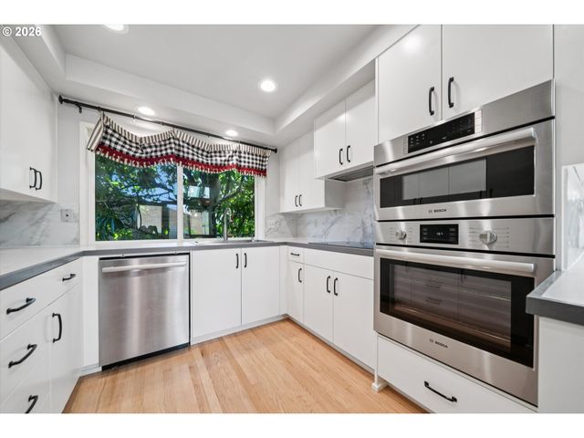 50 CONDOLEA Ct, Lake Oswego, OR 97035