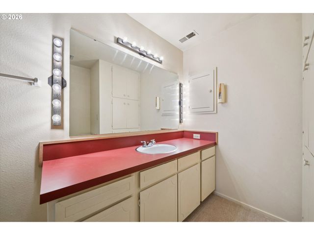 50 CONDOLEA Ct, Lake Oswego, OR 97035