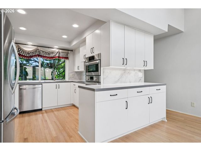 50 CONDOLEA Ct, Lake Oswego, OR 97035