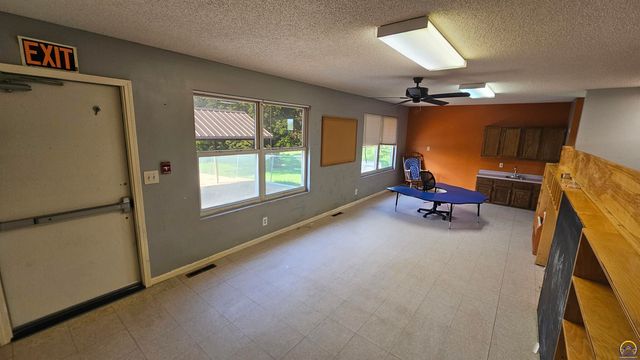 301 E 137th ST, Carbondale, KS 66414
