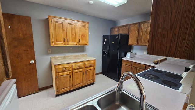 301 E 137th ST, Carbondale, KS 66414