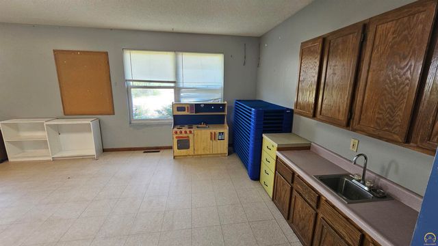 301 E 137th ST, Carbondale, KS 66414