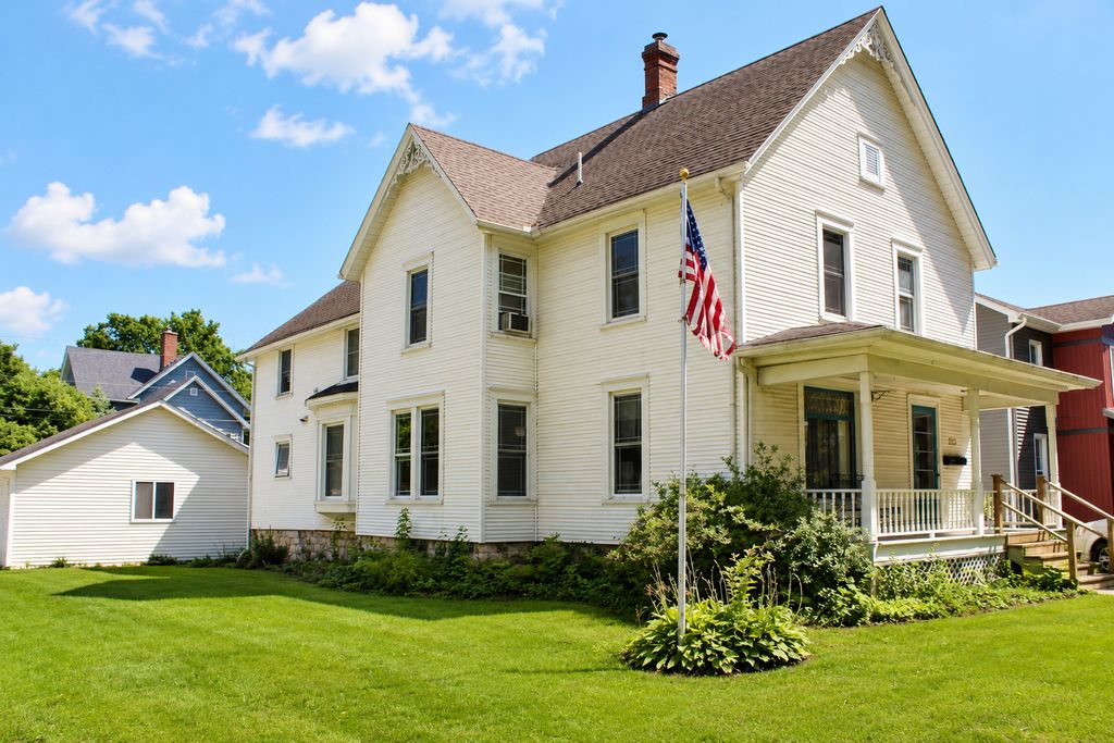 222 W Jackson Street, Morris, IL 60450