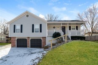 708 Shamrock Lane, Blue Springs, MO 64014