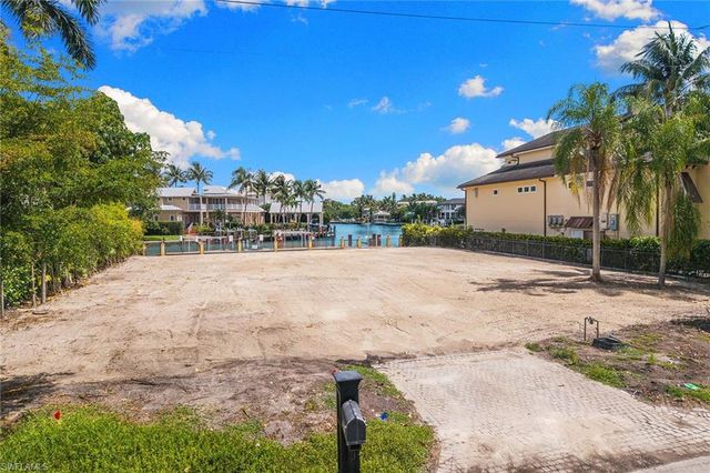 421 21st AVE S, Naples, FL 34102