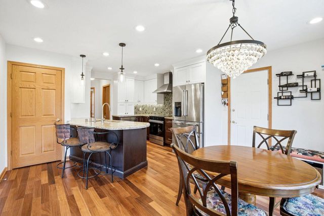 202 Stocks DRIVE, Delafield, WI 53018