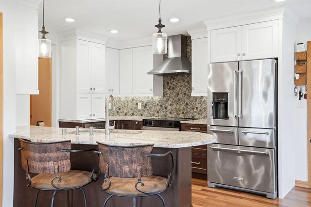 202 Stocks DRIVE, Delafield, WI 53018