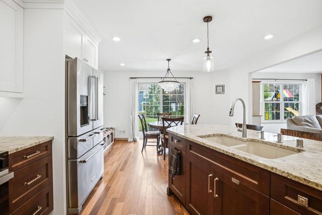 202 Stocks DRIVE, Delafield, WI 53018