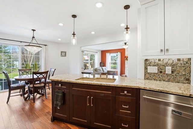 202 Stocks DRIVE, Delafield, WI 53018