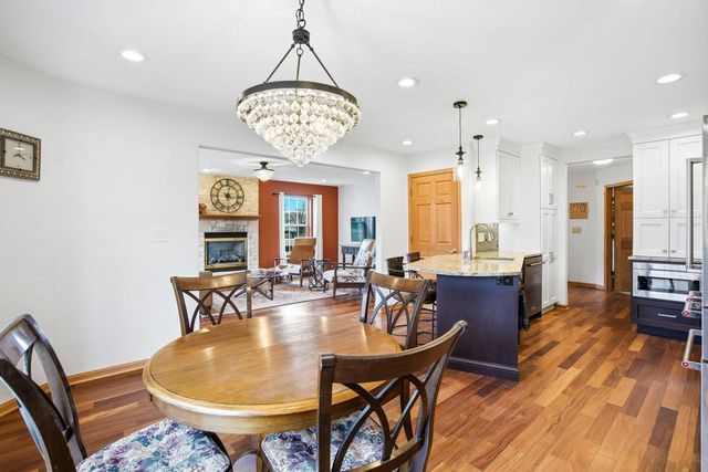 202 Stocks DRIVE, Delafield, WI 53018